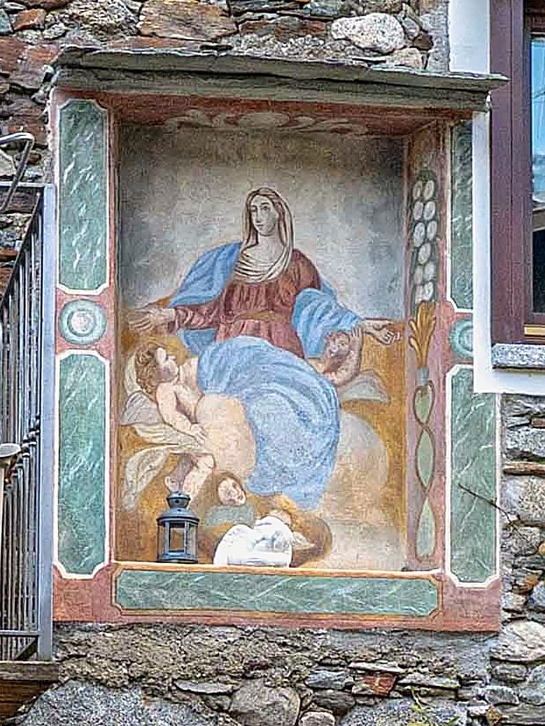 L’affresco della Madonna Assunta sulla facciata di Casa Patty
